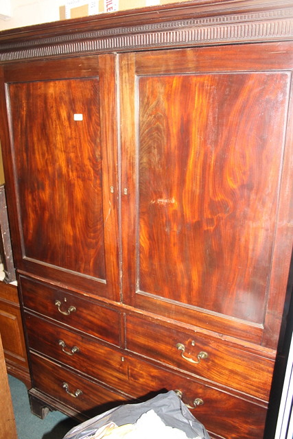 Appraisal: A GEORGIAN MAHOGANY LINEN PRESS the upper section enclosed by