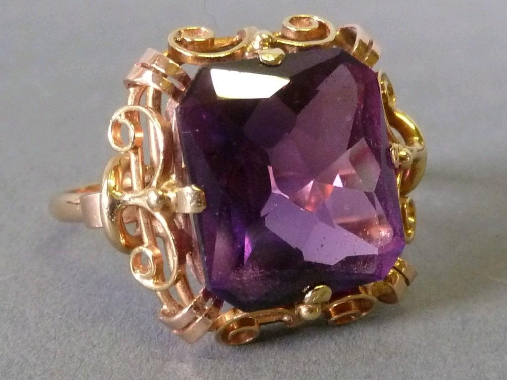 Appraisal: ct GOLD RING set with a large oblong synthetic purple