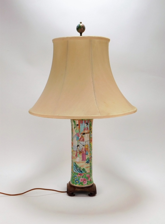 Appraisal: CHINESE PORCELAIN ROSE MEDALLION TABLE LAMP China th Century Cylindrical