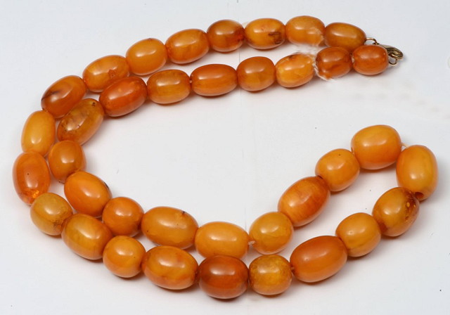 Appraisal: A STYLISED AMBER BEAD NECKLACE approximately cm grams