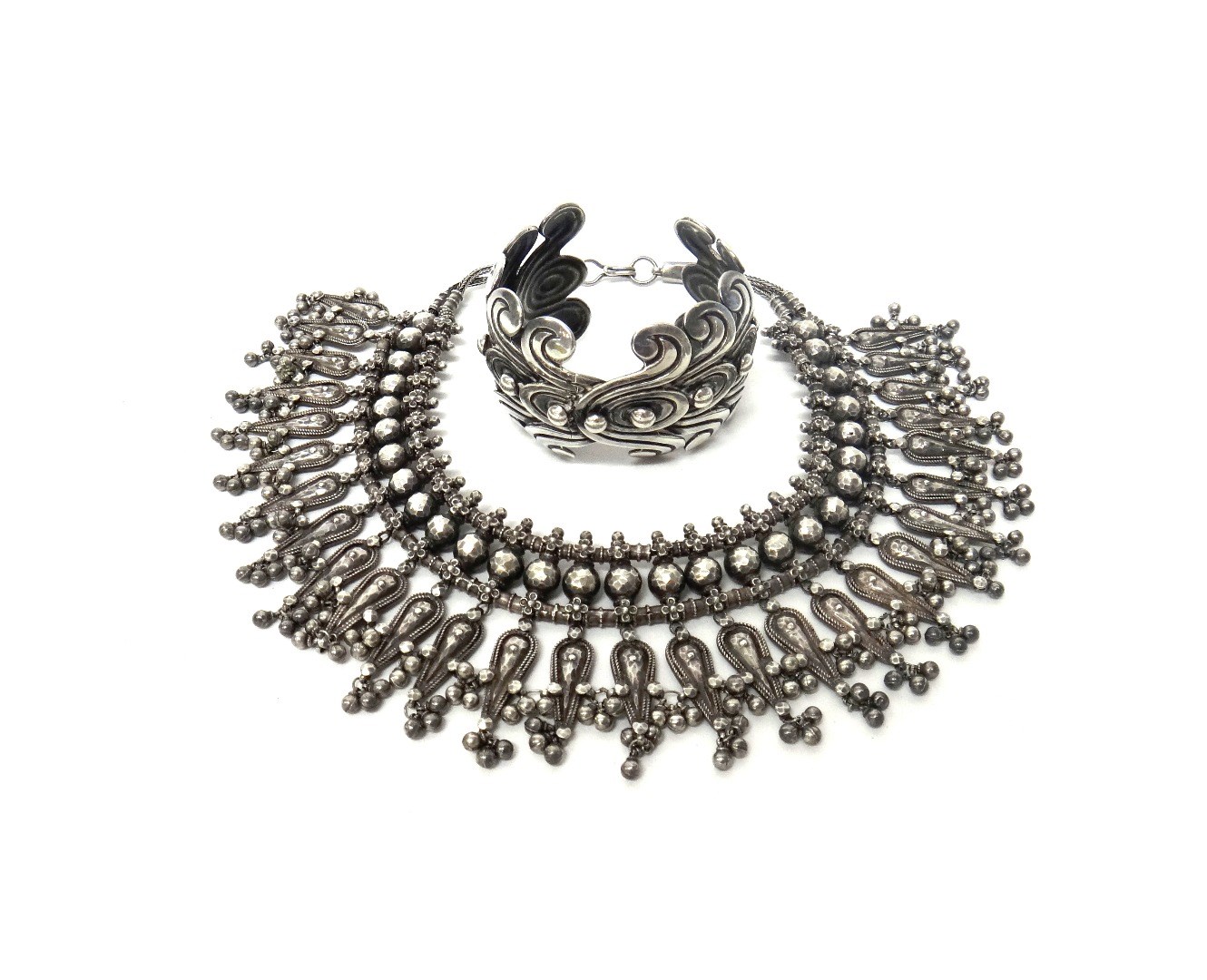 Appraisal: An Eastern collar necklace formed as a row of tapered