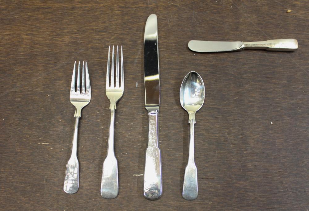 Appraisal: INTERNATIONAL STERLING SILVER FLATWARE SET pieces comprised of dinner knives