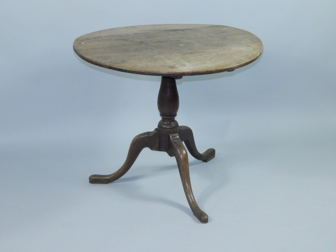 Appraisal: A George III oak circular tilt top occasional table raised