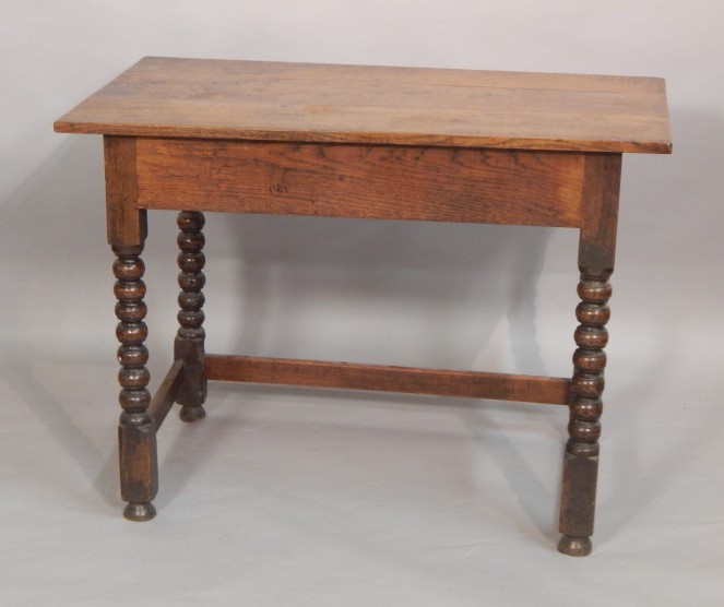 Appraisal: An oak side table the rectangular planked top on bobbin