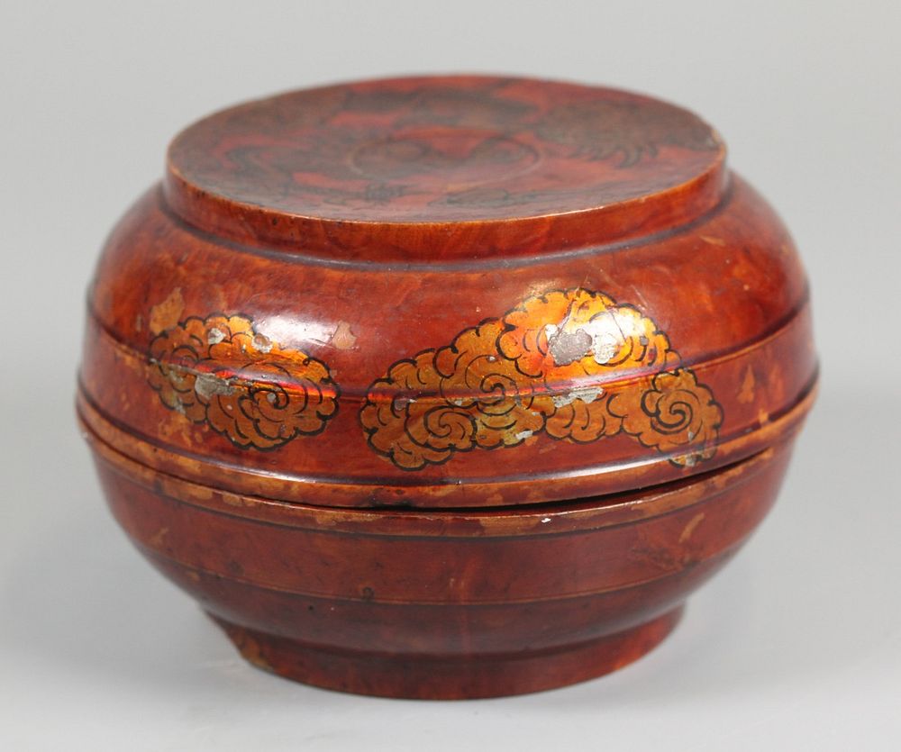 Appraisal: Chinese lacquer cover box possibly th c dragon motif in