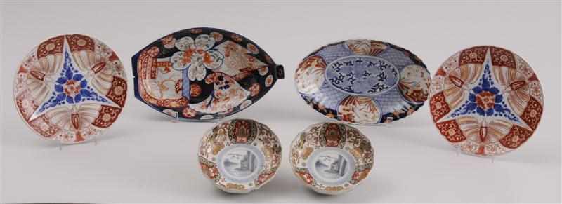 Appraisal: SIX JAPANESE IMARI PORCELAIN TABLE ARTICLES Comprising a shallow in