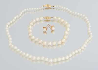 Appraisal: A Pearl Jewelry Suite k filigree clasp accentuates a graduated