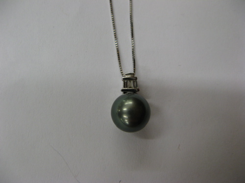 Appraisal: BLACK PEARL AND K GOLD PENDANT NECKLACE the white gold