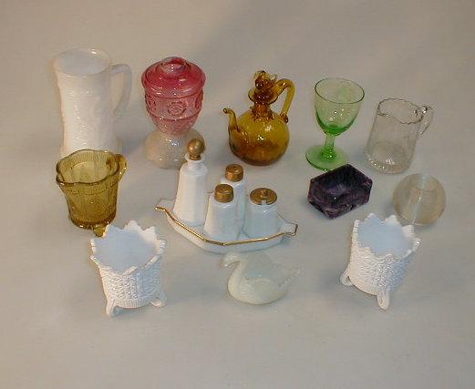 Appraisal: A mixed lot various small pressed glass items including match