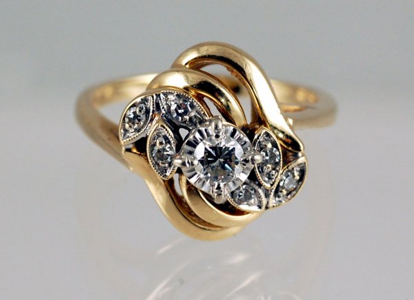 Appraisal: K yellow gold swirl ring with rhodium plated settings Center