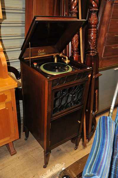 Appraisal: AN EDISON DISC PHONOGRAPH