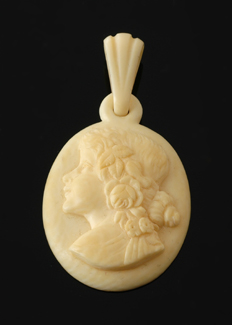 Appraisal: An ivory cameo pendant The carved oval pendant depicting a