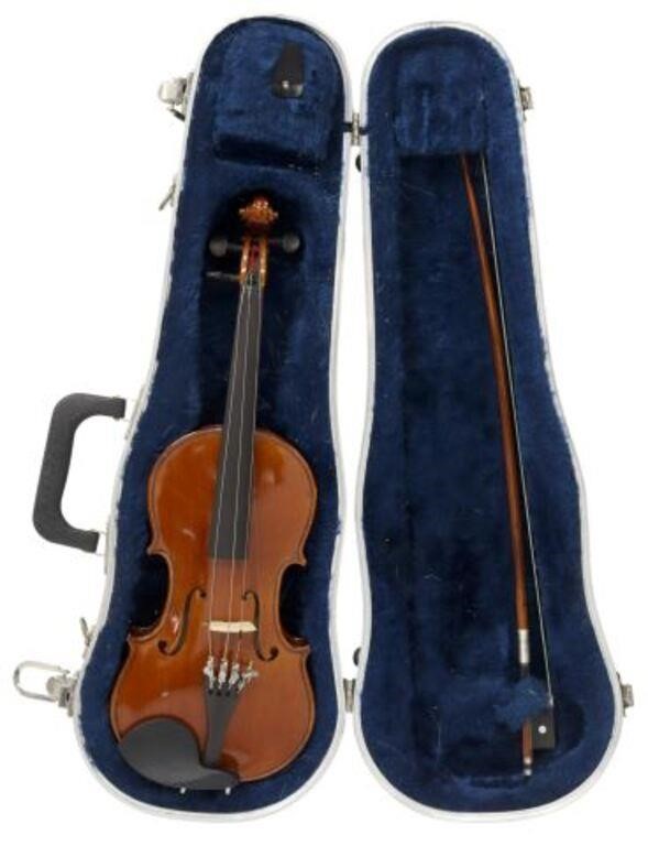 Appraisal: size violin accompanied by bow in need of rehairing housed