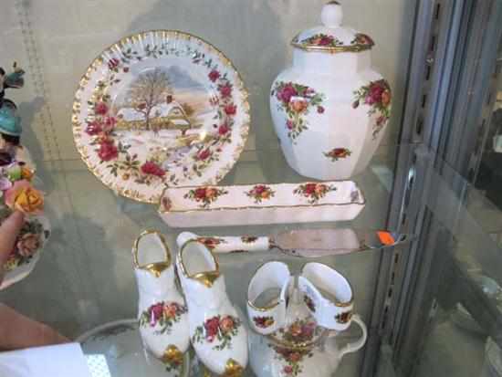 Appraisal: COLLECTION OF OLD COUNTRY ROSES PATTERN CHINA INCL LIDDED JAR