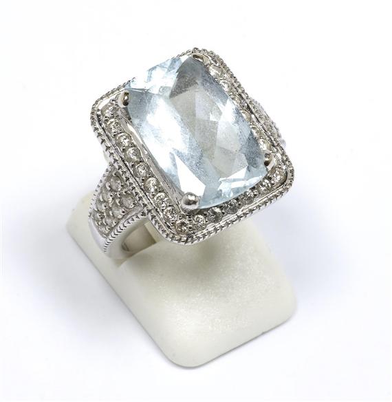 Appraisal: AQUAMARINE AND DIAMOND RING White gold Elegant ring the top