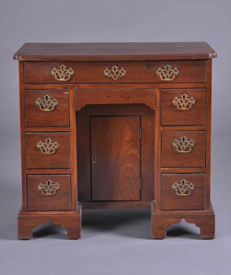 Appraisal: GEORGE III MAHOGANY KNEEHOLE DESK The top with inset round