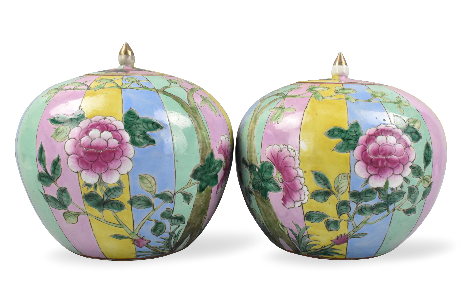 Appraisal: A pair of Chinese famille rose covered jars dating from