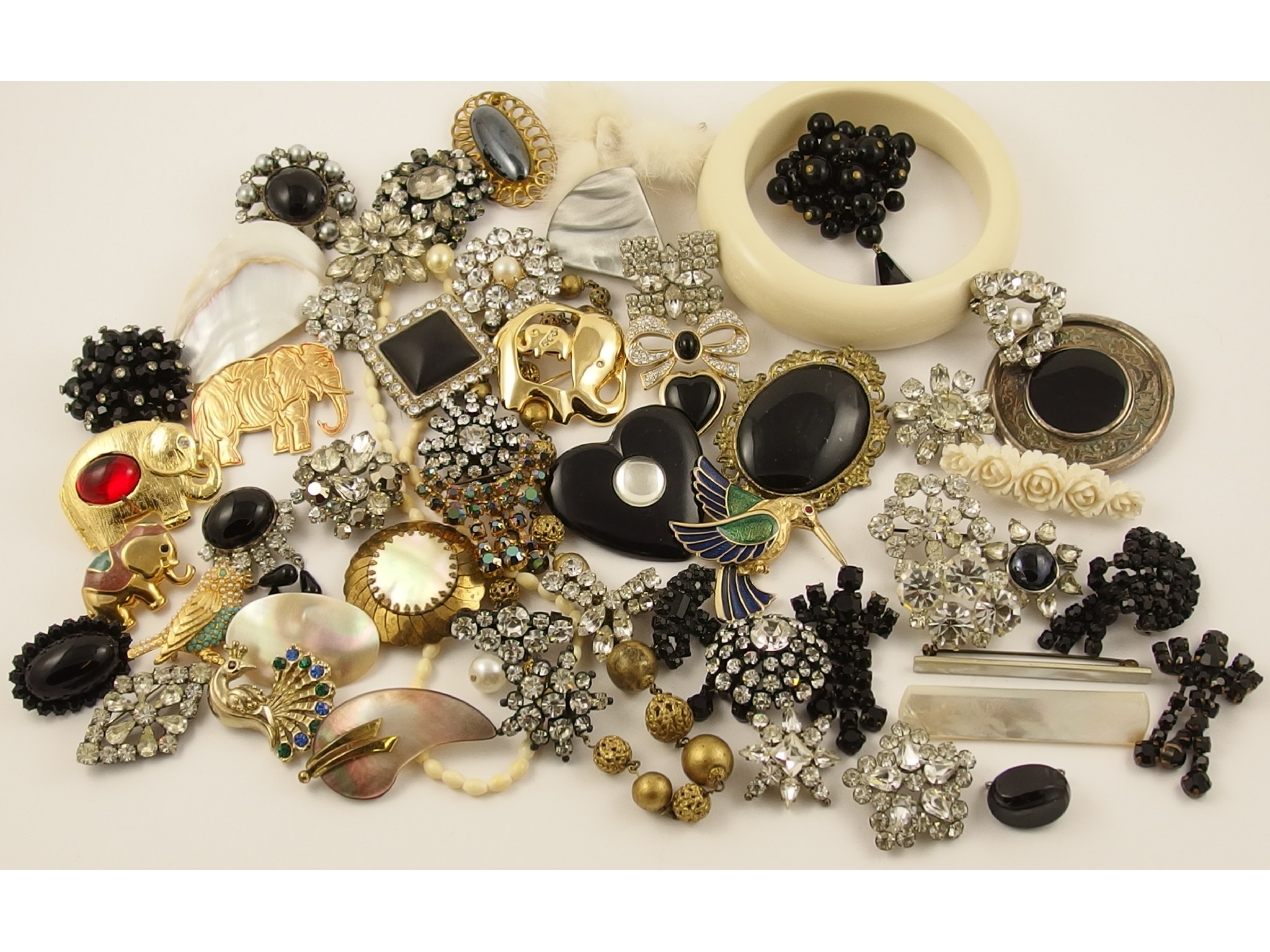 Appraisal: A collection of vintage costume jewellery to include retro elephant