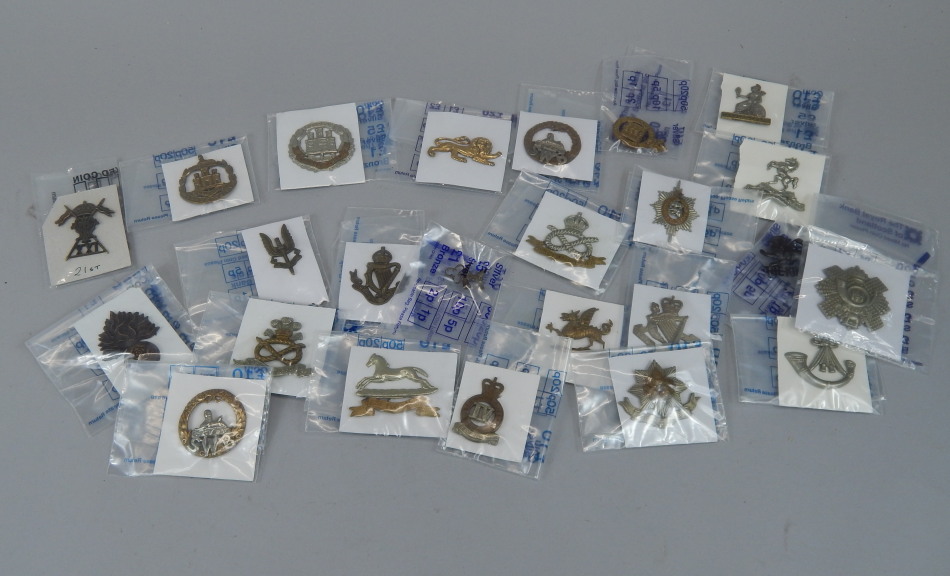 Appraisal: A quantity of military cap badges to include The West