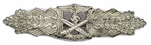 Appraisal: German WWII Close Combat Badge in Silver Silver badge maker