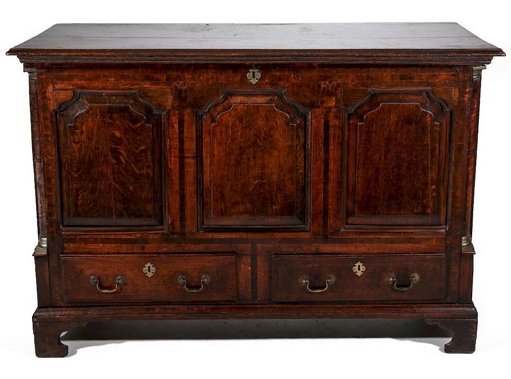 Appraisal: AN TH C ENGLISH COUNTRY OAK MULE CHEST A mid