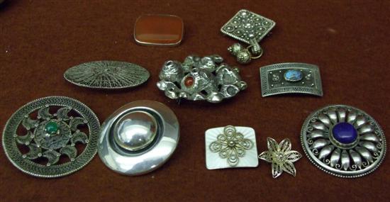 Appraisal: A collection of silver brooches