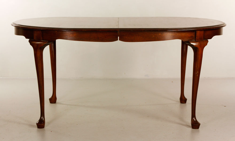 Appraisal: - Oval Mahogany Dining Table Oval dining table with Queen