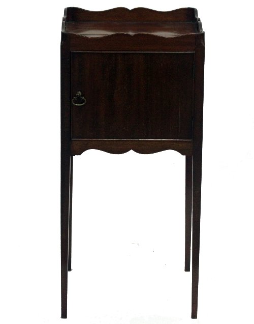 Appraisal: A mahogany tray-top bedside table the top with pierced handles