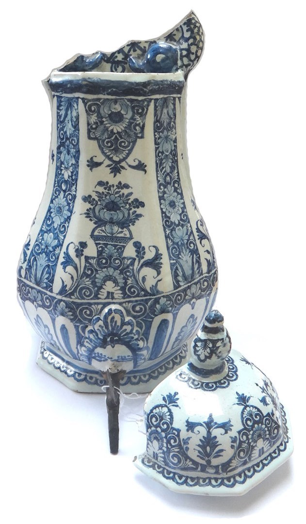 Appraisal: A Continental faience blue and white wall cistern and cover