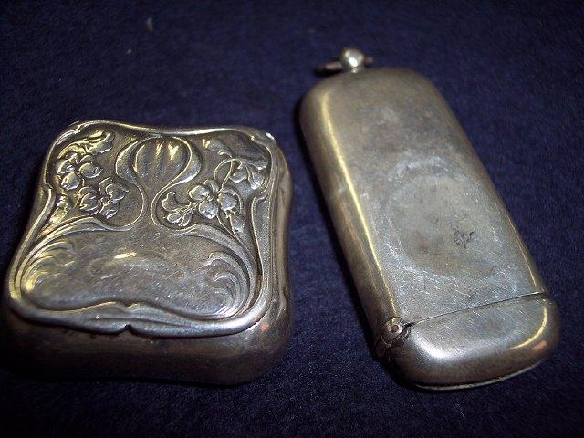 Appraisal: A sovereign-cum-vesta case Birmingham and a square pill box of