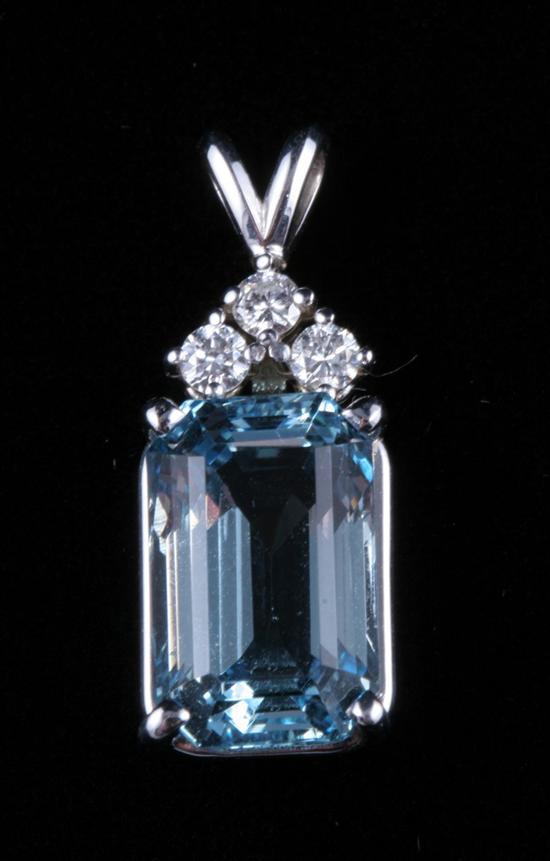 Appraisal: K WHITE GOLD AQUAMARINE AND DIAMOND PENDANT Aquamarine weighing app