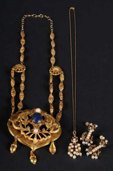 Appraisal: Lot of Gold Jewelry Pieces Description K gold Victorian necklace