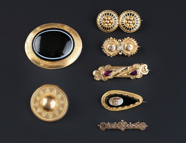 Appraisal: A COLLECTION OF ANTIQUE AND LATER BROOCHES comprising an oval