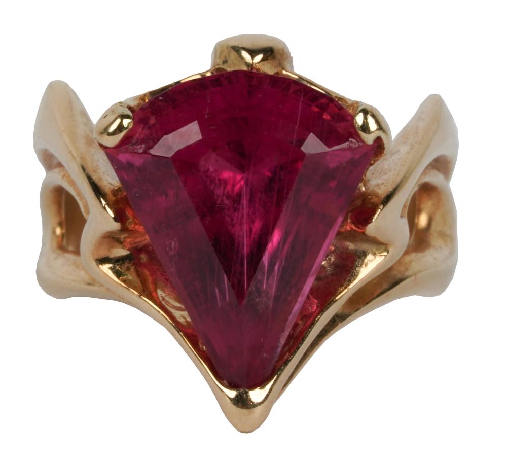 Appraisal: KARAT YELLOW GOLD PINK TOURMALINE RINGcentering one triangular curved-side pink