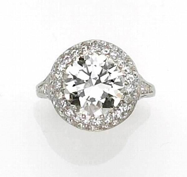 Appraisal: A diamond and platinum ring centering a round brilliant-cut diamond