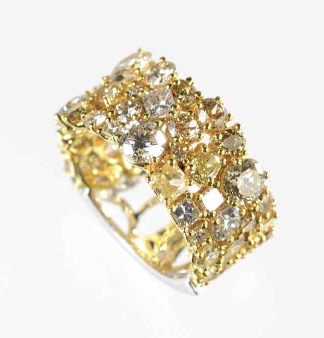 Appraisal: DIAMOND AND EIGHTEEN KARAT GOLD RING set with round oval