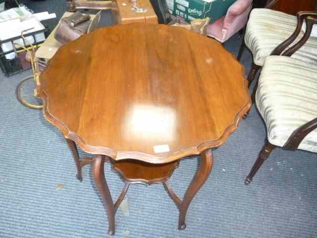 Appraisal: AN EDWARDIAN MAHOGANY SHAPED CIRCULAR CENTRE TABLE the shallow scrolling