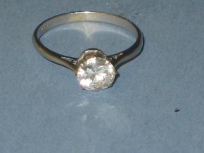 Appraisal: A SOLITAIRE DIAMOND RING on platinum shank the brilliant cut