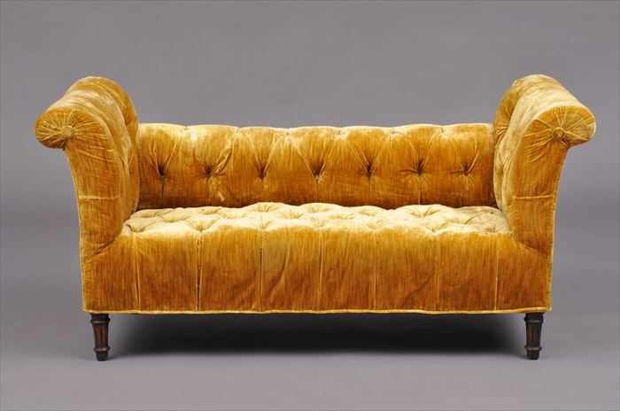 Appraisal: VICTORIAN DEEP-BUTTONED VELVET-UPHOLSTERED SETTEE The low rectangular back flanked by