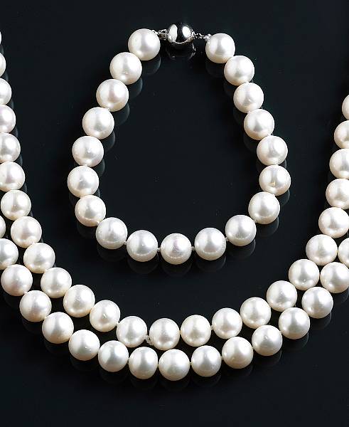 Appraisal: A set of freshwater cultured pearl and k white gold