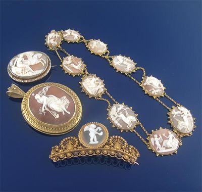 Appraisal: An early Victorian necklace mounted with ten graduated oval carved