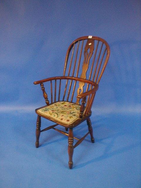 Appraisal: A thC ash and elm Windsor chair with pierced splat