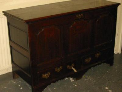 Appraisal: AN OAK PANELLED COFFER with hinged plank lid opening to