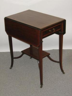 Appraisal: AN EDWARDIAN MAHOGANY OCCASIONAL TABLE of oblong drop leaf form