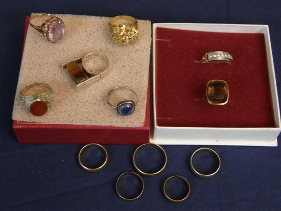 Appraisal: A mixed collection of gem and gold rings