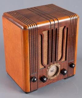 Appraisal: s Crosley Model Tombstone Radio Vintage s Crosley model tombstone