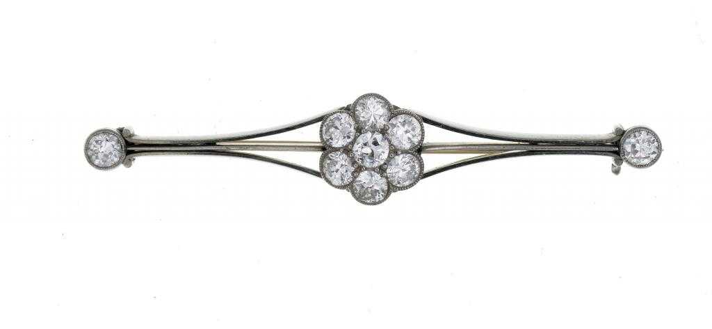 Appraisal: A DIAMOND BAR BROOCH with a central cluster of seven