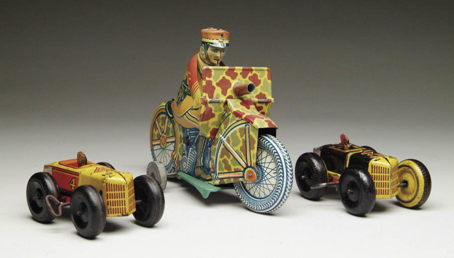 Appraisal: LOT OF TIN TOYS Two Marx wind up racing cars