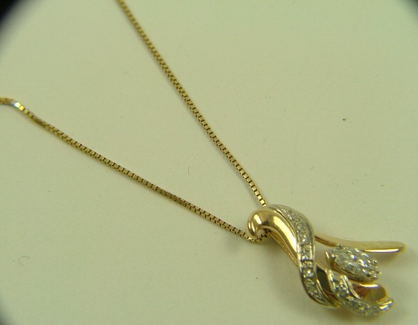 Appraisal: DIAMOND AND FOURTEEN KARAT GOLD PENDANT NECKLACE The pendant is