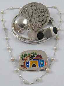 Appraisal: A mixed lot comprising a pearl necklace on white metal